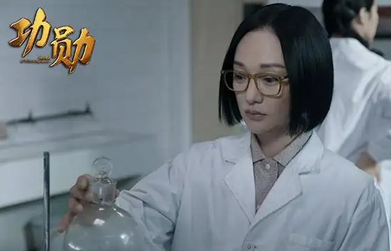 《功勋》的八个人物分别是谁？