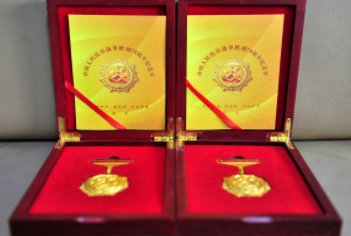 山东青岛，一位大爷佩戴纪念章街头背手溜达，纪念章象征着什么？