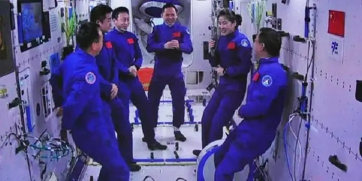 6位航天员在太空拼桌吃饭！“出差六人组” 如何同时吃饭、生活？
