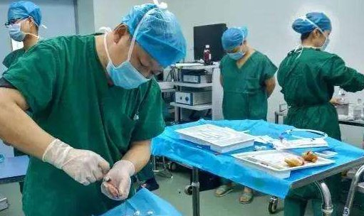 东北女子麻醉的药性还没有过去，躺在病床上就开始劝酒，她都说了什么？