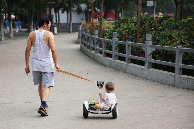 西安大妈转童车致婴儿甩出，孩子啼哭不止，这大妈到底是不是故意的？