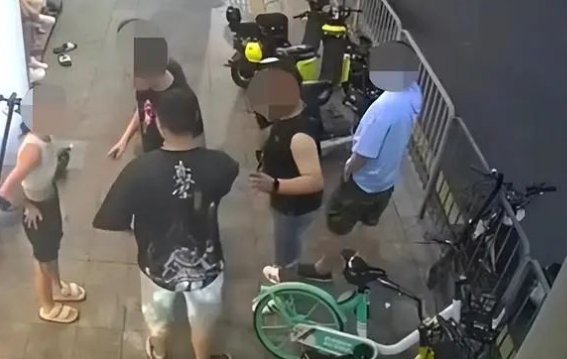 深圳女店长遭男顾客三次咸猪手，警方看到视频后，对此是如何定性的？