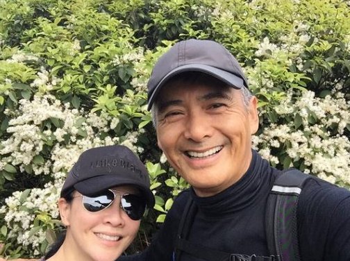 65岁周润发同苗侨伟夫妇晨跑，昔日男神变成什么样了？