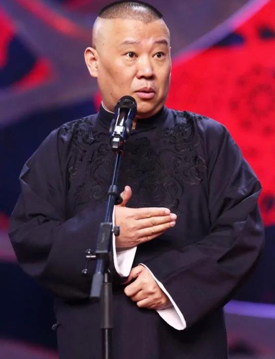 郭德纲排队做核酸被拍，他的衣着打扮有多低调？