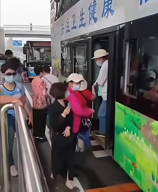 网曝一大妈北京公交车台阶上耍赖，该名大妈为何会做出这样的举动？