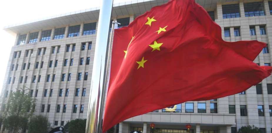 工商银行将换下的国旗当垃圾丢在地上，退伍军人捧起来归还！银行作何回应？