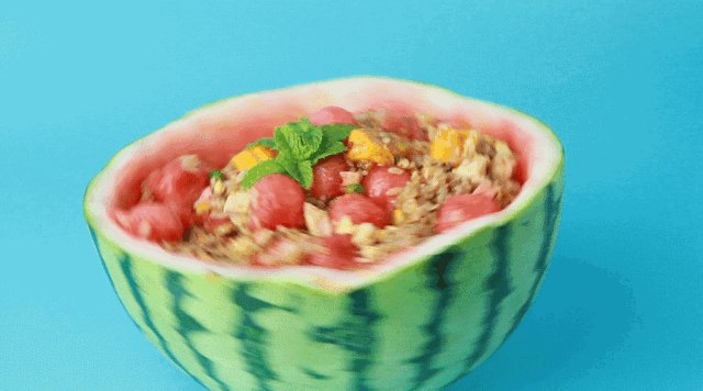 女子为不洗碗用西瓜皮装饭,吃完直接丢掉!饭的口感会有改变吗?