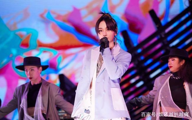 “不受欢迎”的周笔畅默默圈粉三千万，她成功的超越李宇春，你怎么看？