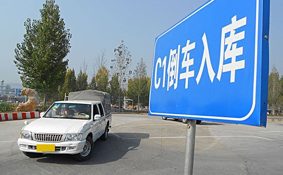 河南一女子考科目二一把过，激动空翻出考场，你还记得自己考驾照的心情吗？