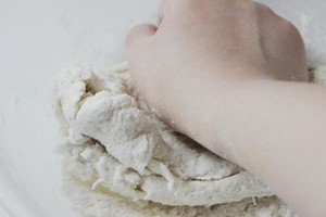 请问馒头松软和酵母的多少有关还是和和面软硬有关为什么蒸出的馒头有特别软有的一般软？