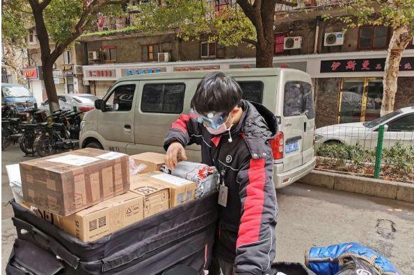 余杭中转场多人确诊后顺丰小哥遭嫌弃，我们是否该多给他们一点信任和理解？