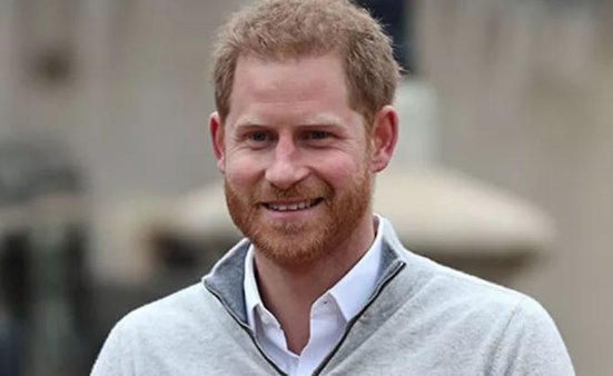 哈里终于回到英国，首次露面笑容满面，与之前反差太大，你怎么看？