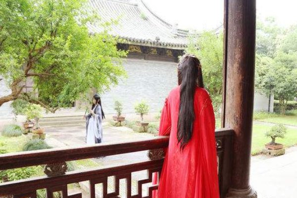 酥油饼的《有珠何须椟》和《有琴何须剑》跟内容有什么关系么?分别有什么含义?