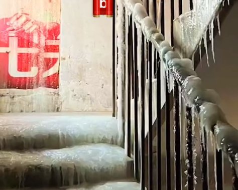 辽宁一楼房漏水，楼道直接被冰封变冰帘洞，当地的天气究竟有多冷？