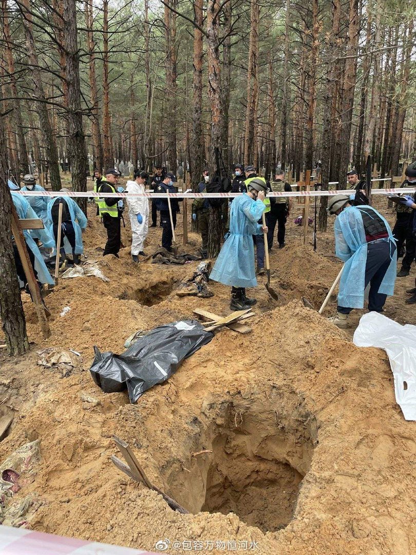 外媒报道称乌方在被解放的伊久姆城外发现俄军留下的乱葬岗，当地局势如何？