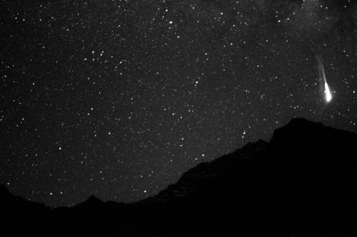 为什么下半夜看到的流星比上半夜多呢？