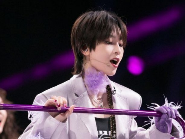 “不受欢迎”的周笔畅默默圈粉三千万，她成功的超越李宇春，你怎么看？