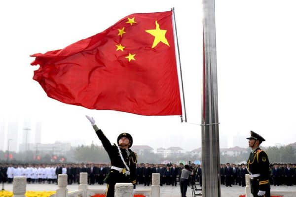 四川男心情差践踏国旗，被判处有期徒刑10个月，你支持此判决吗？