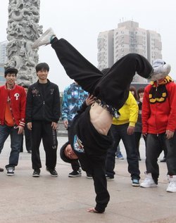 深圳民工街舞团的相关采访