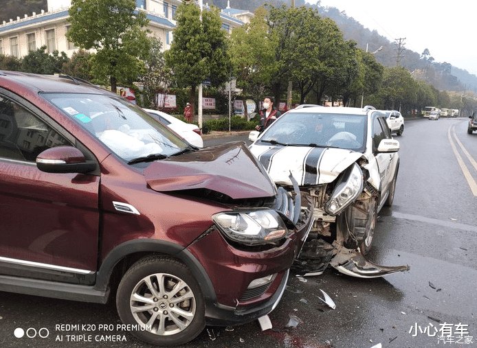 长城M4和风光370发生碰撞，看到防撞梁后，网友：又一个良心企业