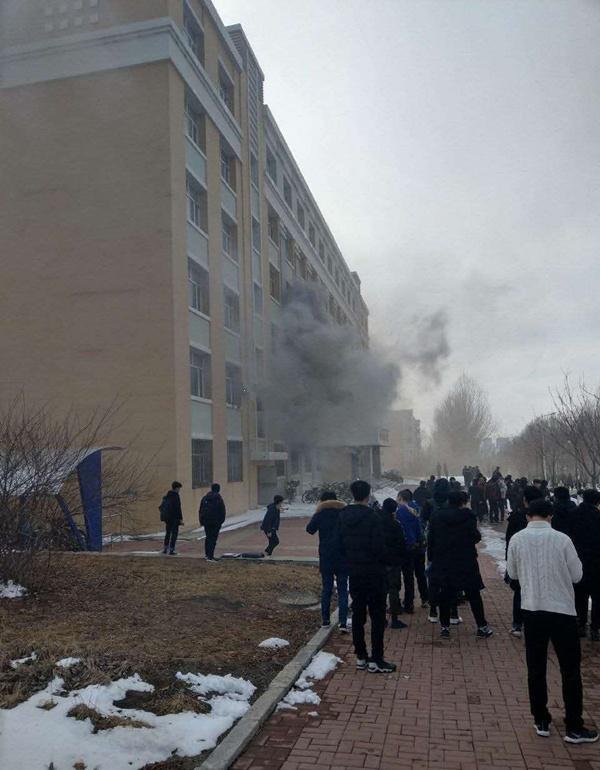 江西一高校宿舍起火 ，学生四散逃离，造成此次事故的原因是什么？