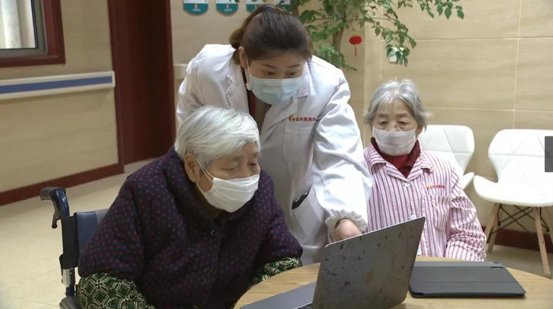 上海一老人求救电话录音引热议，当地有关部门作何回应？