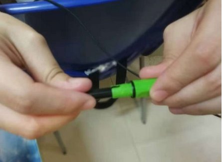 这个钢笔墨囊要怎么开？第一次用……