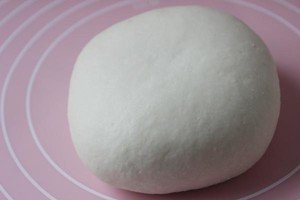 请问馒头松软和酵母的多少有关还是和和面软硬有关为什么蒸出的馒头有特别软有的一般软？