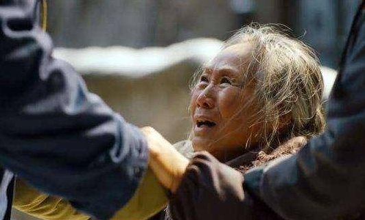 宋佳、辛柏青含泪再唱《人世间》！前奏响起，让你回忆起了哪些感人剧情？