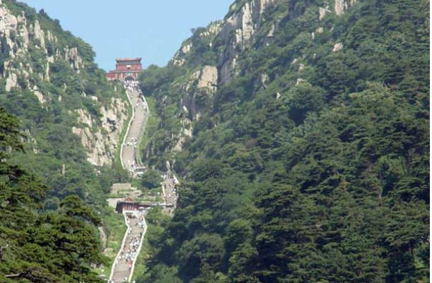 柱天踏地的意思