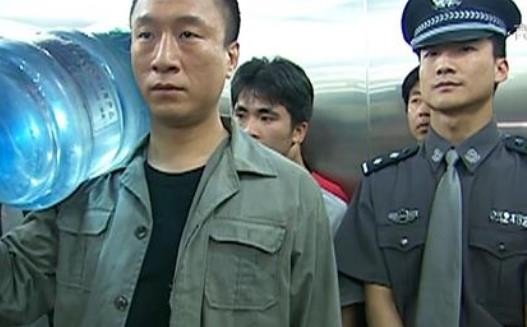 电视剧《征服》中，刘华强一出场就放的背景音乐是什么名字啊