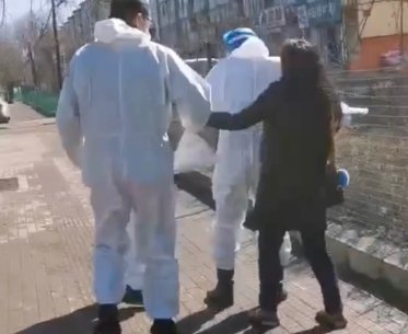 吉林一女子硬闯防疫关卡，辱骂殴打防疫人员，这名女子为何如此极端？