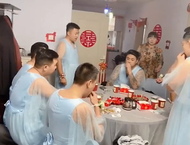 内蒙古女子结婚邀8位男同学当伴娘，如果新郎找8个女同学，新娘会怎么想？
