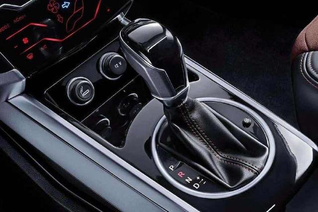 雪佛兰新赛欧自动挡的怎么开？谢谢 此前开的都是手动挡的，订的是自动挡的，如何开？