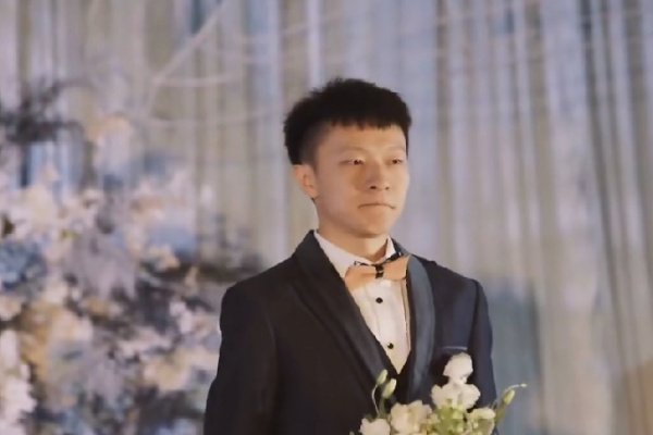 男子10年后终于娶到当年追到的女孩，从校服到婚纱的恋爱有多甜？
