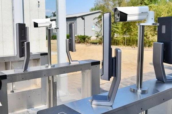 网曝某校收165万元门禁费，官方是如何回应的？