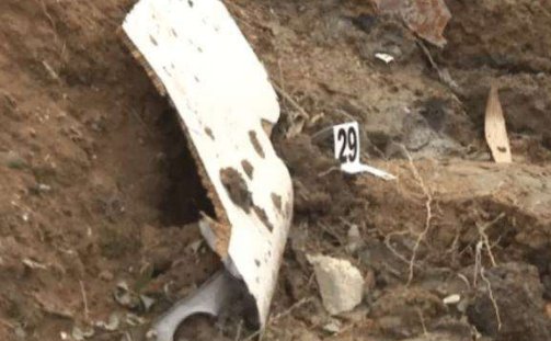 坠机现场看到蝴蝶结和机组工作日志，除此之外还在现场发现了什么？