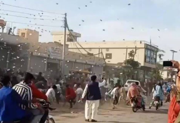 婚礼现场狂撒百万“钞票雨”，宾客一哄而上狂捡钱，这是当地的结婚习俗吗？