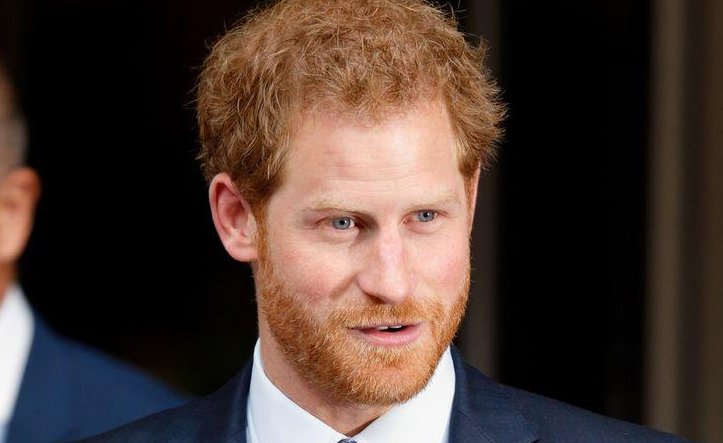 哈里终于回到英国，首次露面笑容满面，与之前反差太大，你怎么看？