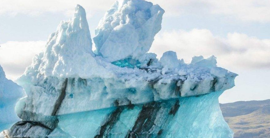 什么地方的巨型冰山逼近村庄了？