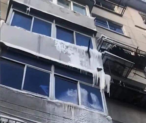 辽宁一楼房漏水，楼道直接被冰封变冰帘洞，当地的天气究竟有多冷？