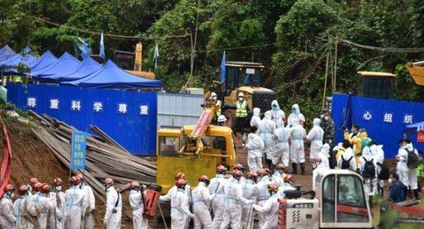 东航失事现场，救援人员每天有2个沉默时刻，他们在现场救援的压力有多大？