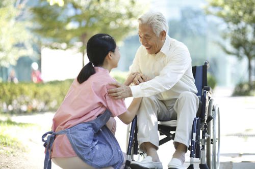 80岁老人家偷吃冰淇淋被发现，为何网友大呼“像极了我们小时候”？