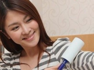 裤子上粘了很多毛毛怎么去除