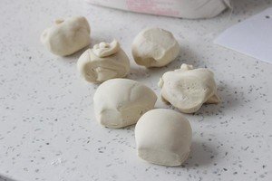 请问馒头松软和酵母的多少有关还是和和面软硬有关为什么蒸出的馒头有特别软有的一般软？