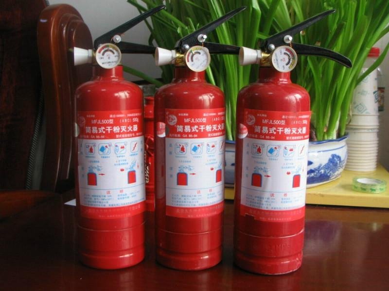 灭火器压力表用红、黄、绿三色表示压力情况，当指针指在绿色区域表示什么？