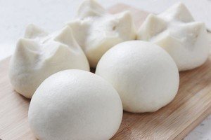 请问馒头松软和酵母的多少有关还是和和面软硬有关为什么蒸出的馒头有特别软有的一般软？