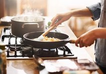 石家庄一老人用绳把双胞胎拴腰上做饭，你是否能理解老人的这番举动？