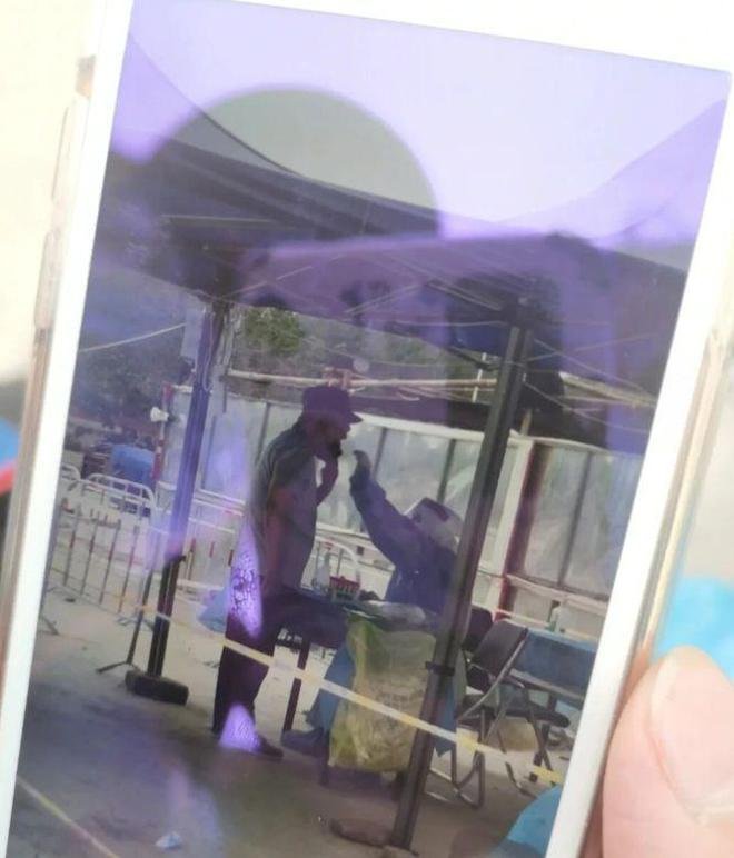 郭德纲排队做核酸被拍，他的衣着打扮有多低调？