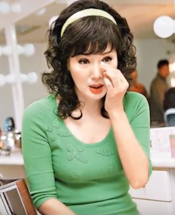 至今未婚！61岁女星一年近况曝光，身材走样曾被封为长腿姐姐，你怎么看？